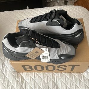 YZY 700 MNVN NEVER WORN